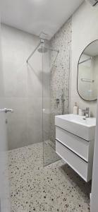 A Cheerful villa with free parking space