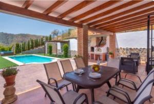 Bonita casa nueva rural con magníficas vistas a la montaña con una zona amplia exterior con jacuzzi