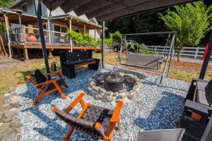 Riverfront Home with Views in Kalama, Pets Welcome!