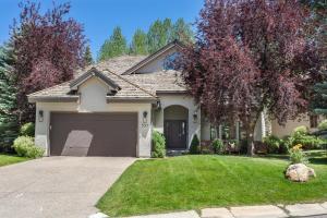 Luxury Home 300 Meters from Arrow Bahn Lift, 6 Bedrooms with 4 Kings, Game Room