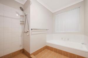 Waves And Moore - Beautifully presented home