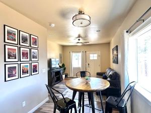 Charming 2BR Cottage Near Freeway-Cul-de-sac