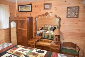 Black Beary Creek Cabin - a Romantic Smoky Mountain Escape - Cozy, Peaceful, Creek-side cabin close to Pgeon Forge, Dollywood, Gatlinburg, the Great Smoky Mountains National Park, and the major attractions in the Smokies