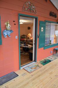 Black Beary Creek Cabin - a Romantic Smoky Mountain Escape - Cozy, Peaceful, Creek-side cabin close to Pgeon Forge, Dollywood, Gatlinburg, the Great Smoky Mountains National Park, and the major attractions in the Smokies