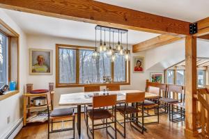 Lakewood Lodge - 4BR, 2BA Ski Home - Private Hot Tub, Wood Fire, Kent Pond & EV Charger