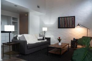 2BR Montrose Aquatic Dream House, Downtown, Medical Center