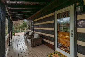 Cabin Retreat with Pool in Bristol