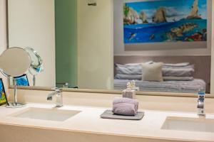 Modern 1bd-2bth with Sofa Bed Near the beach