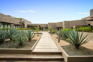 Modern 1bd-2bth with Sofa Bed Near the beach