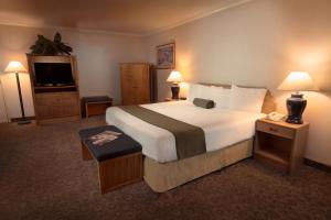 The Redwood King Suite room in The Redwood Riverwalk Hotel
