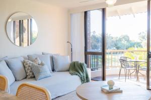 Surfrider - Beach front apartment with pool