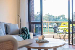 Surfrider - Beach front apartment with pool