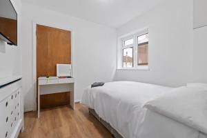 6 Beds, 3 Baths, Harrow, Wembley, London 20mins Train to Wembley Stadium, London Marylebone