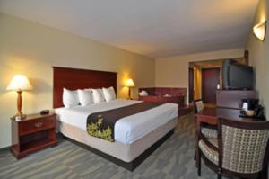 Deluxe King Room with Spa Bath - Non-Smoking room in Gold Leaf Hotel of Dewey