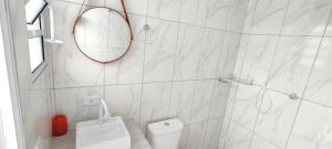 Casa térrea com piscina a 250 metros da praia