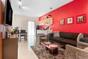 Red Vibe Music Decor with King Bed plus Parking plus Home Office