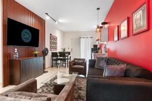 Red Vibe Music Decor with King Bed plus Parking plus Home Office