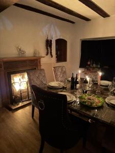 Farmhouse Retreat with Hot Tub, Pool, Horses, Games Room, Free Car Park, Only 45 min from Oxford Circus