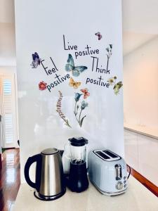 Luxe Riverside Oasis 3BR for 6 Guests Home Near Flemington Racecourse 16 min to CBD 20 min to Airport 2 mins walk to Public Transport to go to Train Station and Highpoint Shopping Centre