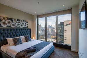 Freshwater PL - Modern City View Apartment with Balcony and River Views