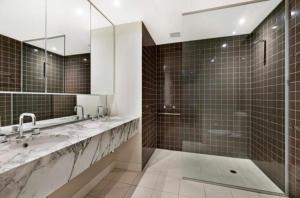 Freshwater PL - Modern City View Apartment with Balcony and River Views