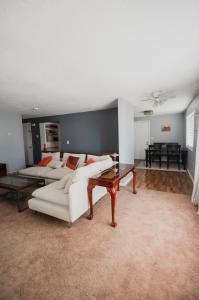 Bright and Peaceful Apt in Midvale