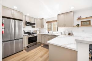 Modern 2BR Gem Near UW & Lake Trails & Garage