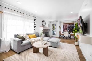 Modern 2BR Gem Near UW & Lake Trails & Garage