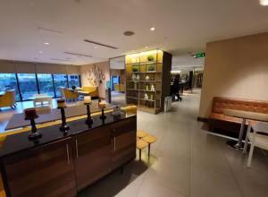 Incredible Makati Studio Unit w Stunning view & 65 TV