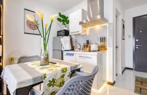 Incredible Makati Studio Unit w Stunning view & 65 TV