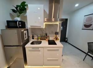 Incredible Makati Studio Unit w Stunning view & 65 TV