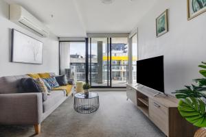 Modern Nomads South Yarra Tranquil 2BR with Balcony Near Station