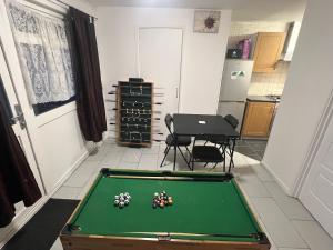 3 Beds, 2 Baths, Northampton, Free Parking, 50mins Train to London Euston