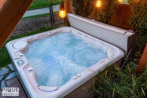 Chic Retreat with Hot Tub - King Bed - Fireplace - WEM