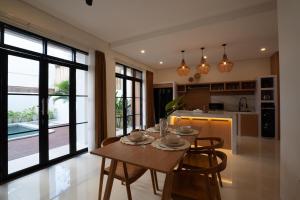 Villa Casa Andaluz - Canggu Berawa 2BR Stable View Villa