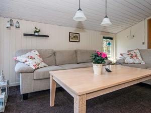 6 person holiday home in Glesborg