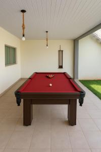 a Casa Paradisiaca lll Luxo Com Sinuca e Lavanderia com Roupa de Cama e Toalhas e Terraço com Vista à Serra de Caldas Novas e Ofurô Super Quente, Com Valores Adicionais