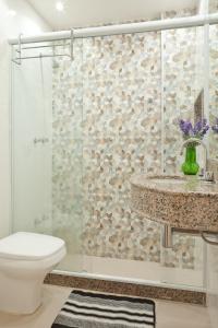 Apartamento completo na praia de Copacabana 02 Quartos com vista lateral mar em andar alto, ar, wifi , netflix, pauloangerami RMVC18