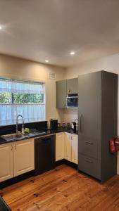 Spacious 3BR Katoomba Cottage King Bed, Fireplace, Child & Pet Friendly & Large Fully Fenced Backyard