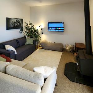 Spacious 3BR Katoomba Cottage King Bed, Fireplace, Child & Pet Friendly & Large Fully Fenced Backyard