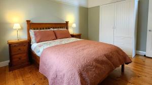 Spacious 3BR Katoomba Cottage King Bed, Fireplace, Child & Pet Friendly & Large Fully Fenced Backyard