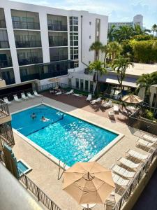 Modern 2 bedroom condo with heated pool, free parking spot at a 5 minute walk to the beach!