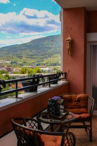 Modern Apartment with City & Mountain Views
