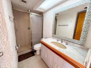 Enorme casa con jardín y unos pasos del mar