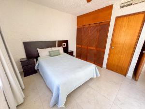 Enorme casa con jardín y unos pasos del mar