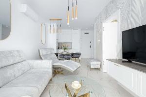 Pearl Marina Luxury Apartment with Parking and Close to the Beach by Renters Prestige