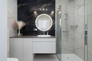 Pearl Marina Luxury Apartment with Parking and Close to the Beach by Renters Prestige