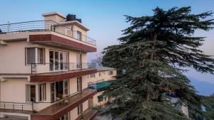 SaffronStays Library Enclave - Luxury Duplex Apartment with 2 floors, Mall Road Mussoorie