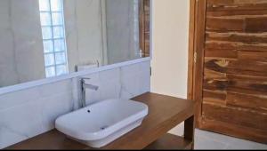 Wind and Sea at Arista Lakey Peak House