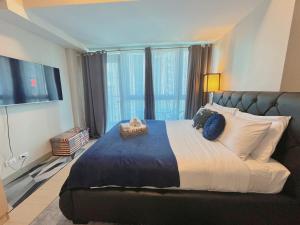 LUX 2BR Uptown BGC, 70sqm, Balcony, Rooftop Pool & 5G WiFi, Ste 34